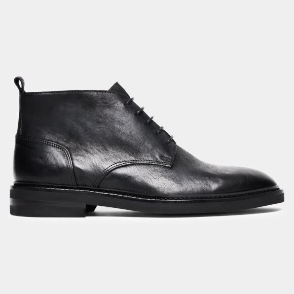 11980 Black Boots Ahler 